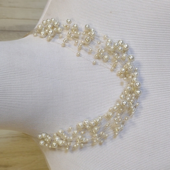 Floating Faux Pearl Necklace, Silver clasp & chain, EUC, Quality Jewelry - Picture 1 of 12